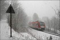 Kaum 30 Minuten Sp�ter ist der Schnee in L�denscheid angekommen. Ein 648er erklimmt als RB52 (RB 29283)  VOLMETALBAHN  die Steilstrecke zum Bahnhof L�denscheid. (24.03.2008)