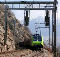 Zwei Re 485 mit GZ unterhalb von Lalden am 08.03.2008
