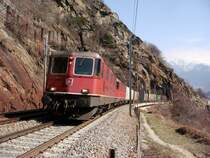Re 10/10 mit GZ nordw�rts unterwegs unterhalb von Lalden am 08.03.2008