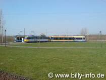 02.04.2007, T4D-M (Wagen Nr. 2117) mit NB4-Beiwagen, als Linie 8 - optisch vor einem  Classic XXL  NGT12 stehend (Nebengleis) - auf Miltitz Wendeschleife