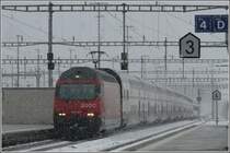 Re 460 023-5 mit IC 572 f�hrt von Chur her in Landquart ein. (21.03.2008)