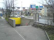 Der Eingang Luegislandstrasse zur unterirdischen Tramhaltestelle Sch�rlistrasse. 