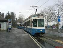 Der Be 4/6 2068 steht mit einem Pony-Anh�nger bei der Haltestelle Zoo. 