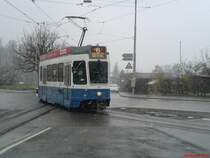 S�nftentram Be 4/8 2111 f�hrt bei Schneefall in die Wendeschleife beim Zoo.
