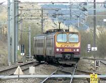 Triebzug 2013 kommt aus Ettelbr�ck und f�hrt �ber die Weichen in den Bahnhof von Mersch ein. 23.03.08
