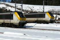 W�hrend E-Lok 3004 am 23.03.08 auf einem Nebengleis abgestellt ist, f�hrt E-Lok 3010 mit IR 117 aus Richtung L�ttich in den Bahnhof von Troisvierges ein.