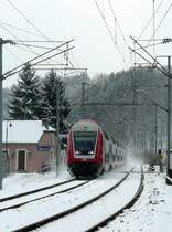 Bei leichtem Schneegest�ber braust Steuerwagen 018 am 25.03.08 um 11.02 aus Richtung Wilwerwiltz durch die Ortschaft Enscherange und wirbelt dabei m�chtig frisch gefallenen Schnee auf.