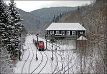 296 045 (9180 3 296 045-8 D-DB) steht mit einigen Holzwaggons am Morgen des 25.03.2008 in Br�gge (Westf) auf dem Nebengleis.
