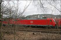 Hinter B�schen, Str�uchern und B�umen verdeckt, wartet die 145 079 am Morgen des 24.03.2008 in Kreuztal auf die neuen Aufgaben.