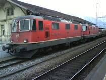 2 Re 420 warten in Landquart auf die �berholung der IC/IR Z�ge nach Z�rich bzw. Basel. 26.03.08