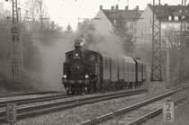 Die einst bei der k�niglich bayr Staatsbahn beheimatete, 1913 von Krauss & Cie hergestellte 70 083 schnauft am Ostersonntag mit dem Sz88868 den Hang am Heimeranplatz hinauf.