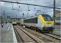 Die beiden CFL Loks 3012 und 3015 alleine hätten mir nicht genügend Gründe zur Veröffentlichung geboten, erst die zu den Loks passend gelbe Tasche eines Reisenden auf dem Bahnsteig hat mich dazu bewogen. 
Luxembourg, den 13. März 2008 