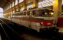 Paris, Gare du Nord, 16.02.2008. Lok 16052 steht am fr�hen Samstag Morgen abgestellt unter der gelblichen Beleuchtung in der gro�en Halle und wartet auf Peronal und / oder Leistung. M�chte mal eine DB AG Lok sehen, die noch so gl�nzt - und das bei dem Alter !!