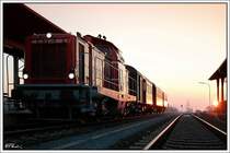 Am 7.4.2006 fuhr zum letzten Mal ein planm��iger GmP auf der GKB. Nicht im Fahrplan zu finden, fuhr G 71381 ab Deutschlandsberg bis Wies-Eibiswald an Schultagen als GmP mit Aufenthalt in allen Stationen. Nach den Osterferien �bernahmen Busse diese Personentransportleistungen. Leider hatte der Zug an diesem Tag ab Frauental keine G�terwagen mehr dabei. Am Foto seht ihr den Zug kurz nach der Einfahrt in den Bahnhof Deutschlandsberg. Eine Station vorher, in Frauental-Bad Gams, hatte der Zug noch 7 G�terwagen am Haken. So ein �hnliches Foto gab es von mir schon einmal vor zwei Jahren, allerdings ohne der aufgehenden Sonne.