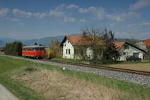 Die Triebwagen der Baureihe VT 10, welche auch  Roter Blitz  genannt wurden, pr�gten jahrzehntelang den Personenverkehr auf der GKB. VT 10.02 ist heute im Eigentum der Steirischen Eisenbahnfreunde, und wird sehr oft f�r Sonderfahrten eingesetzt. Dieses Foto zeigt VT 10.02 als SPz 8500 am 6.4.2008 zwischen den Stationen Frauental und Gro� St. Florian. Den Triebwagen habe ich in diesem Fall absichtlich nicht in den Vordergrund gesetzt.
