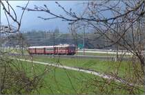 Ich habe mich im Geb�sch versteckt so quasi wie ein J�ger auf der Pirsch. Dabei n�herte sich mir der Be 4/4 513 Pendel aus Rh�z�ns zwischen Felsberg und Chur West. (31.03.2008)