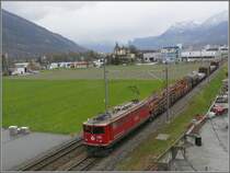 Ge 6/6 II 705  Pontresina/Puntraschigna  verl�sst mit einem G�terzug die Kantonshauptstadt Chur. Vor dem Restaurant Rheinfels befindet sich im wahrsten Sinne des Wortes eine der letzten Gr�nfl�chen im Industriequartier bei Chur West. (02.04.2008)