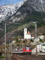 Zu diesem Bild liess ich mich von Karl Sauerbreys ID 177915 inspirieren: Re 4/4 II 11210 mit EC nach Milano bei Fl�elen am 26.03.2008.Die Bahnschranken sind einer Unterf�hrung gewichen und die Gleiskreuzung gibts auch nicht mehr...