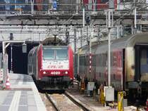 E-Lok 4020 mit Dostos steht im Bahnhof von Luxemburg und daneben wartet eine E-Lok der BR 3000 mit SCNB Wagen auf die n�chste Fahrt nach L�ttich am 05.04.08.