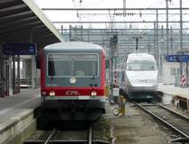 W�hrend der CFL Triebzug 928 505-7 im Bahnhof von Luxemburg zur Abfahrt nach Trier bereit steht, wartet daneben der TGV 552 auf die Fahrtfreigabe in Richtung Paris am 05.04.08.