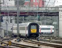 Bei der Ausfahrt aus dem Bahnhof von Luxemburg in Richtung Br�ssel, windet sich die Doppeleinheit der SNCB Triebz�ge 504 und 510 fast im Halbkreis �ber die Weichen. 05.04.08