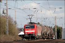 189 028 zweigt bei Westhofen auf die G�tergleise ab und wird mit ihrem G�terzug bald Hagen-Vorhalle erreichen. (29.03.2008)