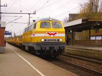 216 032-3 f�hrt mit einem Bauzug durch Elmshorn. 03.04.08