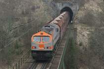 V330.2 schiebt einen Kalkschotterzug �ber das Kreuztalviadukt. V330.1 ist als Zuglok vorgespannt. Neuwerk, 05.04.2008