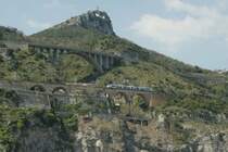 Mein vorerst letztes Bild aus Campanien vermittelt ein Hauch von abenteuerlicher Modellbahngestaltung. Ein Minuetto im Br�ckenwirrwarr von Viadukten der Autostrada 3, der alten Bahntrasse von Salerno nach Napoli und der Superstrade 18. Salerno, 31.03.2008