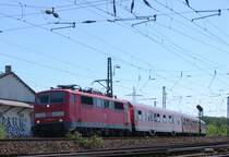 111 095-6 mit RE Mannheim-Frankfurt bei der Einfahrt in den Bahnhof Biblis. 18.07.06