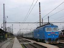 Milit�rzug mit 122 028-4 in Nymburk hl.n. am 05.04.2008