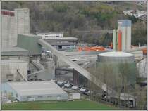 Vom Haselboden, dem Steinbruch der Holcim Zementwerke, sind das Werk gut zu �berblicken. Es gibt dort ein umfangreiches Gleisnetz und auch G�terwagen sind dort zu entdecken. (18.04.2008)