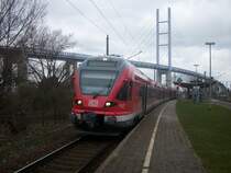 FLIRT 427 005/827 005/305/605/427 505 als RE 33214 Sassnitz-Rostock am 18.04.2008 beim Halt in Stralsund-R�gendamm.