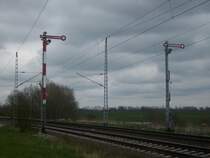 Zwischen Altef�hr und Samtens wurden Signale f�r den Linksfahrbetrieb aufgestellt.Hier sind es die Blocksignale von Rambin am 18.04.2008 aus Richtung Altef�hr.