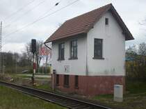 Das Weichenw�rterstellwerk von Samtens/R�gen an der Ausfahrt Richtung Bergen/R�gen am 18.04.2008.