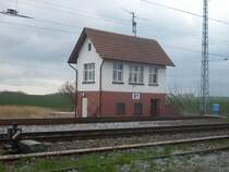 Das Fahrdienstleiterstellwerk von Samtens/R�gen an der Ausfahrt Richtung Stralsund am 18.04.2008.