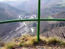 Der Aussichtspunkt  Hockslay  ist zum Gl�ck durch ein Gel�nder gesch�tzt, trotzdem sollte man schon schwindelfrei sein. Auf diesem Bild erkennt man das Dorf Kautenbach, den Bahnhof, sowie den Feierabendverst�rkungszug der BR 2000 nach Wiltz. 17.04.08