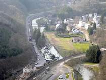 RB 3243 kommt aus Richtung Wiltz und wird in K�rze den Bahnhof von Kautenbach erreichen, von wo er dann nach Luxemburg weiterf�hrt. Ebenfalls sehr sch�n auf diesem Bild zu sehen, ist der Zusammenfluss von Clerve und Wiltz. 17.04.08