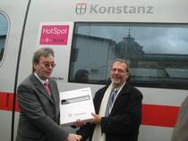 ICE Taufe in Konstanz:
Zu sehen sind der Chef der DB Regio S�dwest (links) und der OB Horst Frank.
19.04.08, Zug: Br 403 035