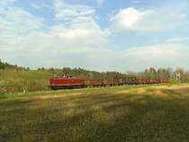 212 084 am 18.04.2008 mit einem G�terzug am Wingerdorfer Buckel zwischen Wingersdorf und Frensdorf
