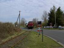 212 084 am 18.04.2008 mit einem G�terzug bei der �berquerung eines B� in Schl�sselfeld.