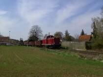 212 084 am 18.04.2008 mit einem G�terzug bei der Ausfahrt aus Frensdorf
