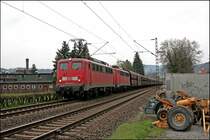 140 800 und 140 790 bespannen den CS 487002, von Groskrotzenburg nach Rotterdam Maasvlakte, bei Hohenlimburg Richtung Niederlande. (19.04.2008)
