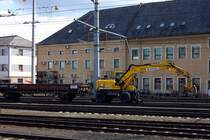 Ein Mehrwegebagger der Fa. Swietelsky l��t es mit seinem G�terwagen ganz nett krachen.. Ob unsere Vorschriften Greifer voraus zulie�en?