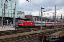 Ein Drei-Sytem-Taurus der Reihe 1216 erreicht sogleich Linz Hbf. Am Haken auch diverse Slowenien - Wagen. Wer genau hinschaut sieht, da� es sich um einen der zuletzt ausgelieferten Tauri handelt: Schon die kleine Betriebsnummer an der Front und relativ hohe (236) Ordnungsnummer. 
