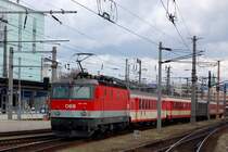 Auch schon mit kleiner Betriebsnummer f�hrt die 4. ihrer Baureihe (1044) mit einem  Schlieren-Wagen-Zug  in Bahnsteig 7 Linz Hbf ein. Wie in �sterreich �blich bei dieser Baureihe mit  Standlicht . Als Farbtupferl inmitten von jaffa-orangenen Wagen ein ursprungslackierter, tannengr�ner  Schliere .