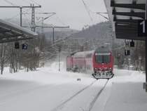 Regionalbahn nach Freiburg HBF f�hrt am 25. M�rz 2008 aus Neustadt/Schwarzwald kommend, um 14.38 Uhr in den verschneiten Bahnhof Titisee ein.