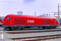 Wer sich die M�he macht bis auf Bahnsteig 12 in Linz/Donau zu marschieren wird samstags mit leeren G�terzuggleisen und solchen Portraitm�glichkeiten belohnt. Hercules 2016 065-1 zeigt seine  Muskeln .