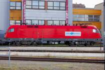 CSKD - Leih-Taurus 1116 235-1, eingestellt bei INTRANS, bei uns besser bekannt als ITL, wartet auf Beseitigung seiner Sch�den bei einer Begegnung mit einem Greifvogel. Besch�digt wurde die rechte Dachhaube und zerst�rt die Frontscheibe. Nennt sich  Vogelschlag . (Bekannt aus dem Flugverkehr).