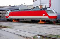 Ihrer Fahrgestelle samt Motoren beraubt, auf Hilfs-Laufs�tzen aufgebockt... so wartet 1014 001-0, die K�nigin ihrer Baureihe, in  Schachbrett-Lackierung ,  auf die R�ckkehr ihrer  Beine , um aus eigener Kraft die Schienen wieder unter sich zu nehmen. Man kann nur hoffen, bald...
